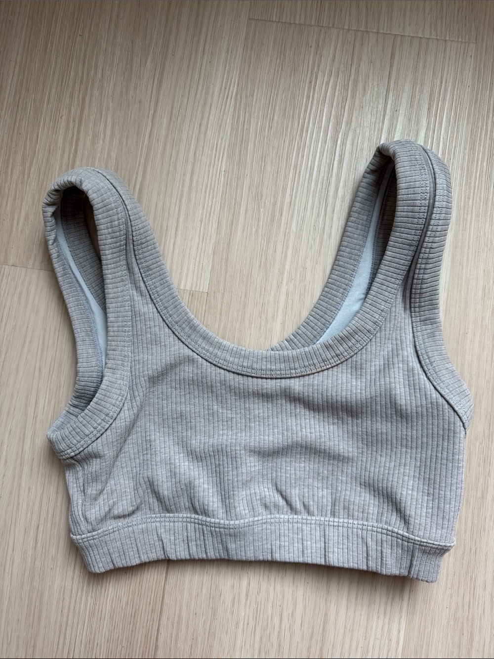 ALO Ribbed Scoop Bra in Light Gray